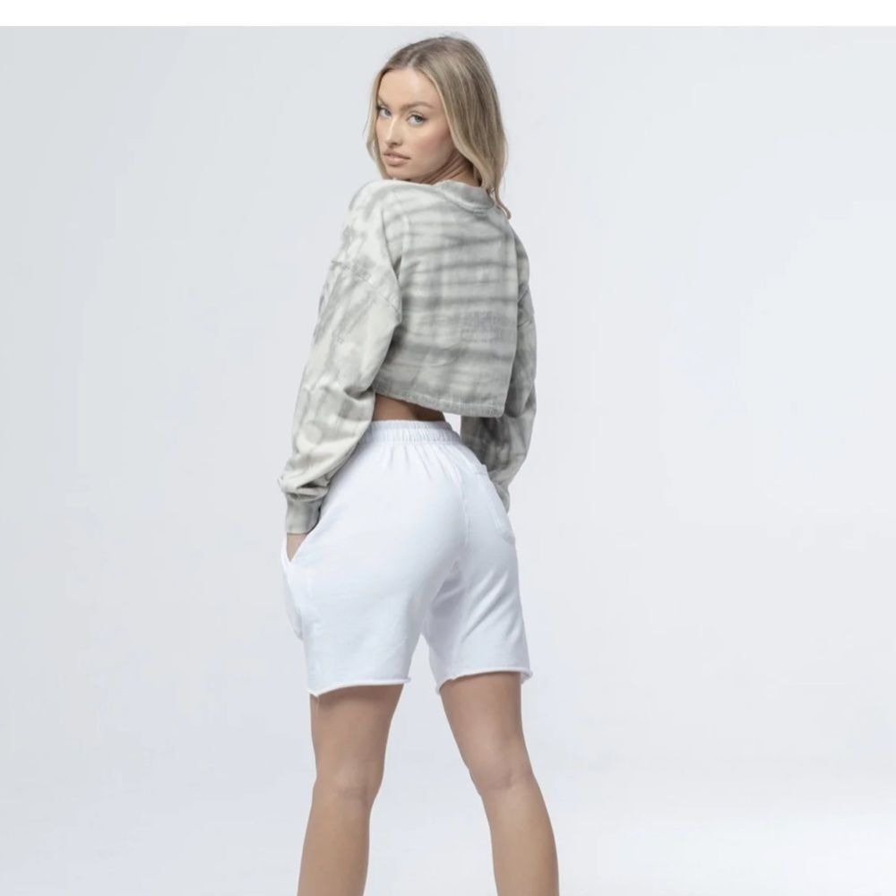 TALENTLESS CINCH CROP SWEATSHIRT